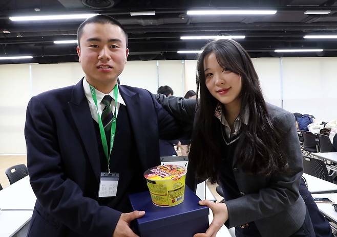 선물 교환하는 한일 고교생들 세종 보람고 이예린 학생(오른쪽)과 일본 스기나미고 미야타 코타로 학생이 9일 선물을 교환하고 있다. [촬영 한종구 기자]