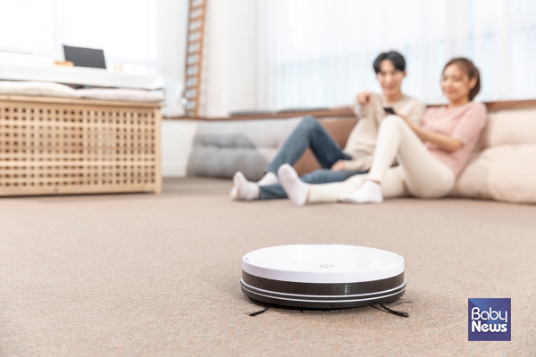 신혼부부들이 신혼집 입주를 준비하며 다양한 혼수가전을 마련하는 가운데, 신혼부부의 약 68%는 식기세척기보다 로봇청소기를 더 선호하는 것으로 나타났다. ⓒ베이비뉴스