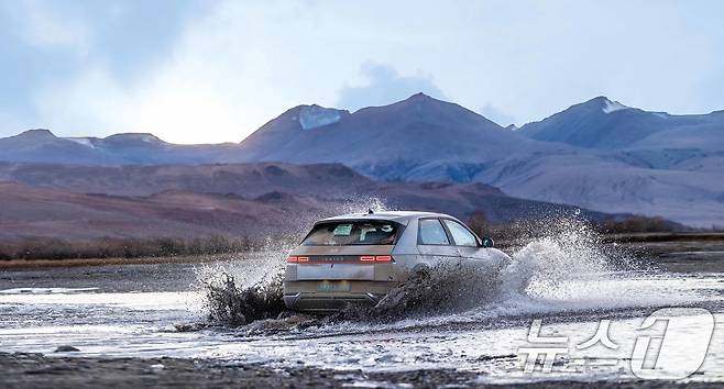 현대자동차는 아이오닉 5가 히말라야부터 해안도로까지 두루 섭렵하며 기네스북 '최고 고도차(高度差) 주행 전기차' 부문에 등재됐다고 26일 밝혔다. 기네스북 최고 고도차 주행 전기차 부문 달성을 위해 인도 각지의 험로를 주파중인 현대차 아이오닉 5. (현대차 제공) 2024.12.26/뉴스1