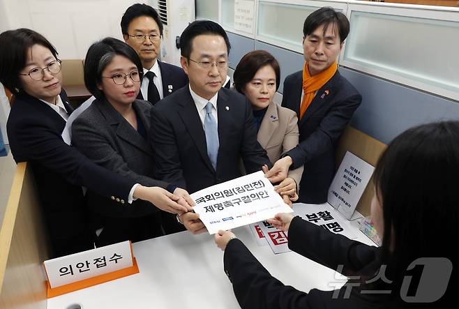 정혜경 진보당 의원(왼쪽부터), 용혜인 기본소득당 대표, 더불어민주당 정진욱 의원, 박성준 원내수석부대표, 정춘생 조국혁신당 원내수석부대표, 한창민 사회민주당 대표가 10일 서울 여의도 국회 의안과에서 김민전 국민의힘 의원 제명촉구 결의안을 제출하고 있다. (공동취재) 2025.1.10/뉴스1 ⓒ News1 김민지 기자