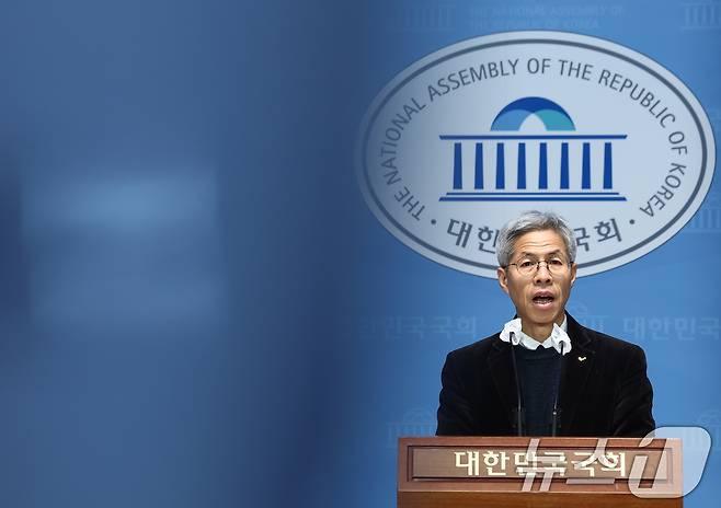 권영국 정의당 대표가 10일 오후 서울 여의도 국회 소통관에서 윤석열 체포방해 폭력단체 '백골단' 방조·선전 공범 김민전 국민의힘 의원 고발 기자회견을 하고 있다. 2024.1.10/뉴스1 ⓒ News1 김민지 기자