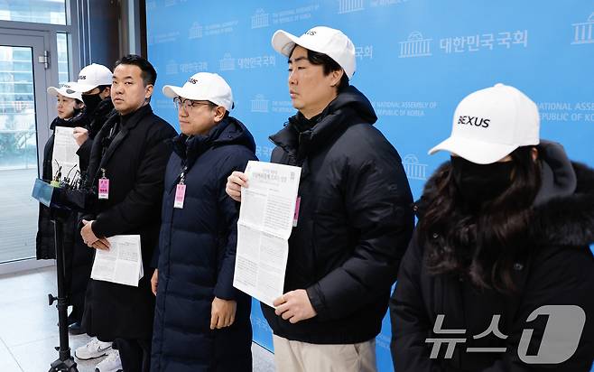 김정현 반공청년단 단장과 단원들이 9일 서울 여의도 국회 소통관에서 반공청년단 출범 기자회견을 한 뒤 취재진 질의에 답하고 있다. 최근 윤석열 대통령 관저 인근에서 하얀 헬멧을 쓰고 관저 사수 시위를 벌인 이들은 "백골단은 반공청년단의 예하 조직＂이라며 ＂윤 대통령을 지키고 대한민국 헌정 질서를 수호하기 위해 노력을 다할 것＂이라고 밝혔다. 2025.1.9/뉴스1 ⓒ News1 안은나 기자