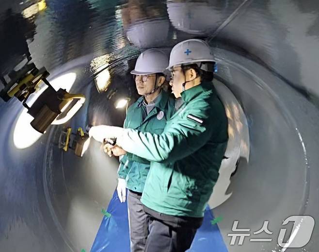 김완섭 환경부 장관이 인천 계양구 수도권 1단계 광역상수도 노후관 개량 현장에서 안전한 수돗물 공급체계를 점검하고 있다. (환경부 제공) 2024.12.19/뉴스1