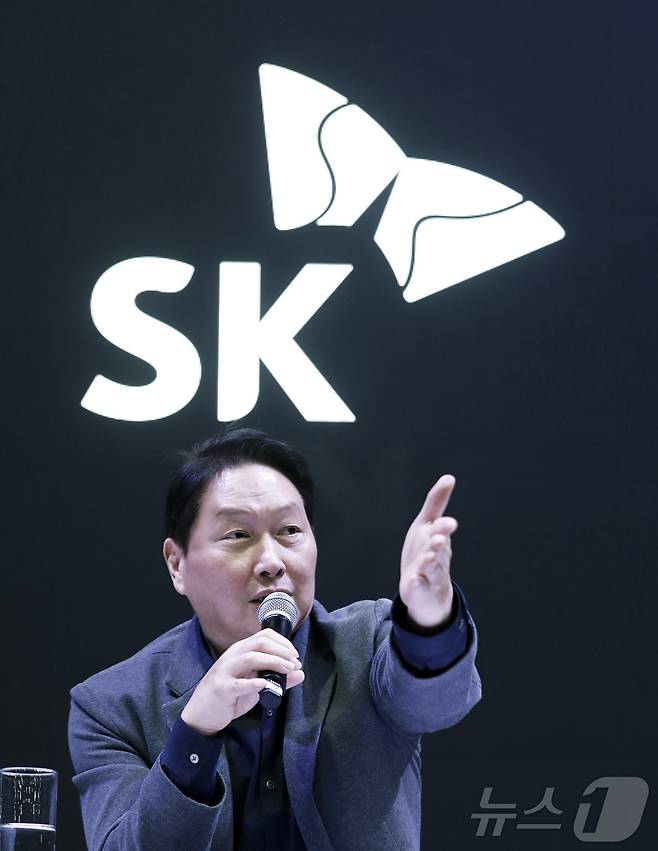 최태원 SK그룹 회장이 8일(현지시간) 세계 최대 IT·가전 전시회 CES 2025가 열리는 미국 라스베이거스에서 가진 기자간담회에서 취재진 질문에 답하고 있다. (SK그룹 제공)2025.1.9/뉴스1 ⓒ News1 최동현 기자