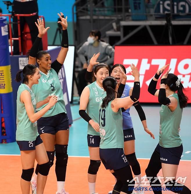 10일 장충체육관에서 열린 V리그 GS칼텍스와 정관장의 경기. 4세트를 따낸 GS칼텍스 실바가 환호하고 있다. 장충=박재만 기자 pjm@sportschosun.com/2025.01.10/