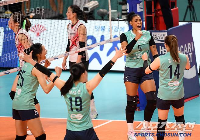 10일 장충체육관에서 열린 V리그 GS칼텍스와 정관장의 경기. 4세트를 따낸 GS칼텍스 실바가 환호하고 있다. 장충=박재만 기자 pjm@sportschosun.com/2025.01.10/