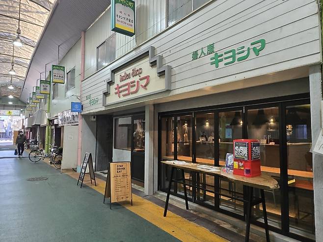 지난달 27일 오사카시 후세 지역에 있는 세카이 호텔 프론트 전경. /사진=김유진 기자