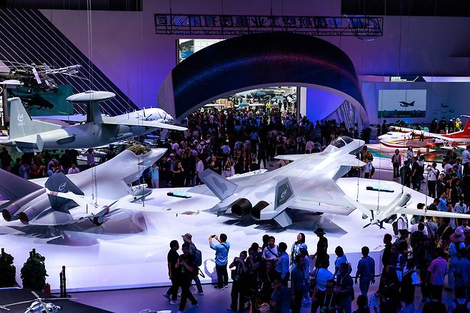 원자시계를 포함한 고정밀 시간 유지 시스템은 현대전의 중심으로 떠올랐다. 수천㎞ 떨어진 스텔스 전투기를 탐지하는 레이더를 효율적으로 운용하려면 정확한 시간 정보는 필수적이다. 지난해 11월 중국 주하이에서 열린 차이나에어쇼에서 관람객들이 중국항공공업집단(AVIC) 부스에 전시된 J-20S(오른쪽)와 J-35A(왼쪽) 전투기 전시물을 살펴보고 있다. /EPA 연합뉴스