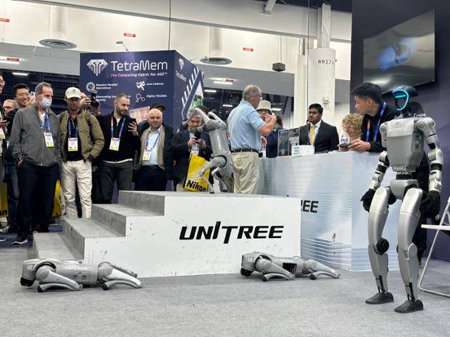 8일 미국 네바다주 라스베이거스 '소비자가전전시회(CES) 2025' 행사장 내 중국 로봇 제조사 유니트리 부스에서 참관객들이 계단을 오르내리는 사족 로봇 '고2'를 신기한 듯 지켜보고 있다. 라스베이거스=이서희 특파원