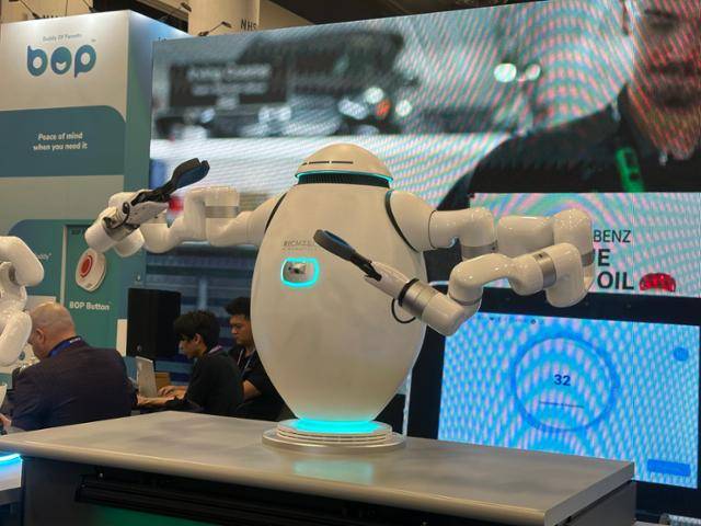 8일 미국 라스베이거스 '소비자가전전시회(CES) 2025' 행사장에 미국 리치테크로봇의 바리스타 로봇 '아담'이 전시돼 있다. 아담은 생성형 인공지능을 탑재해 고객과 실시간 대화가 가능하다. 라스베이거스=이서희 특파원