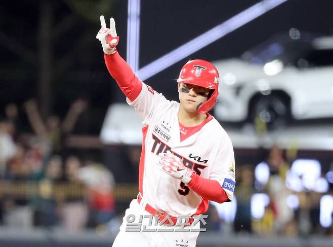 한국시리즈 2차전 삼성과 KIA의 경기가 23일 오후 광주 기아챔피언스필드에서 열렸다. KIA 김도영이 2회 우월 1점 홈런을 기록한 뒤 그라운드를 돌고있다. 광주=정시종 기자 /2024.10.23.