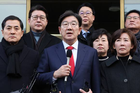 국민의힘 권성동 원내대표와 4선 이상 중진 의원, 국회 법제사법위원회 소속 의원들이 지난 6일 오후 서울 종로구 헌법재판소에 윤석열 대통령 탄핵소추 사유에서 내란죄를 철회한 것과 관련해 항의방문한 뒤 입장을 밝히고 있다. 2025.1.6 [사진=연합뉴스]