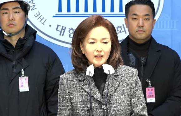 사진은 9일 김민전 국민의힘 소개로 국회로 나온 '백골단'. [사진=유튜브 @KNN NEWS]