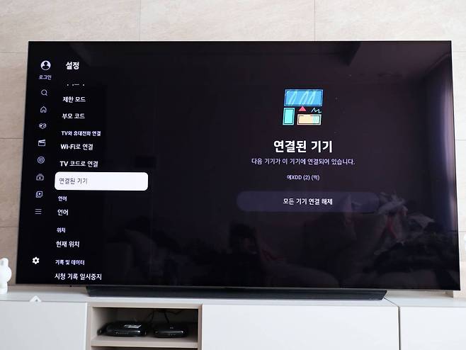 코드로 스마트폰 유튜브 앱과 TV를 연결한 모습 / 출처=IT동아