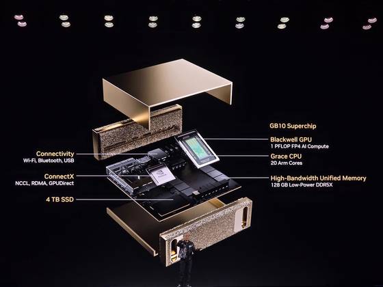 젠슨 황 엔비디아 CEO가 6일(현지시간) 미국 라스베이거스에서 열린 CES 2025 기조연설에서 개인용 AI 수퍼컴퓨터 '프로젝트 디지트'를 소개했다. 이희권 기자