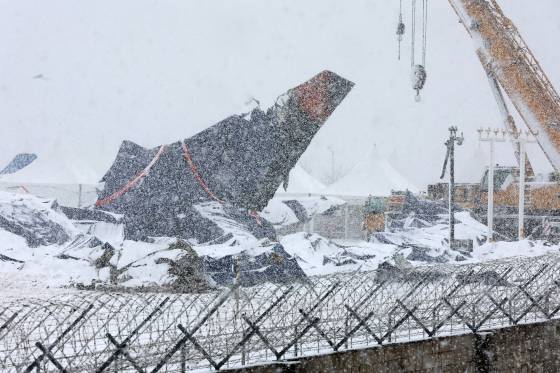 제주항공 여객기 참사 열흘째인 7일 전남 무안군 무안국제공항 사고 현장에 눈이 내리고 있다. 연합뉴스