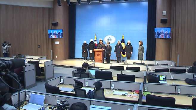 반공청년단 김정현 대표 등이 어제(9일) 국회 소통관에서 기자회견을 하는 모습.