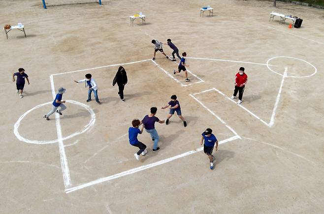 Namsun Elementary School students in Daejeon play squid game on Sept. 28, 2021. [NEWS1]