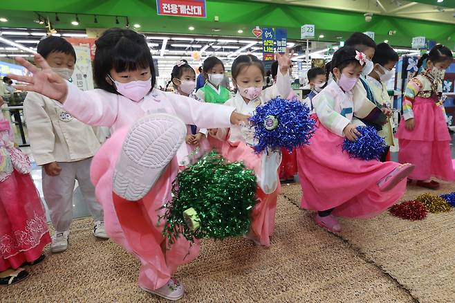 Children play jegi chagi (Korean hacky sack) in Seocho District, southern Seoul, on Sept. 5, 2022. [YONHAP]