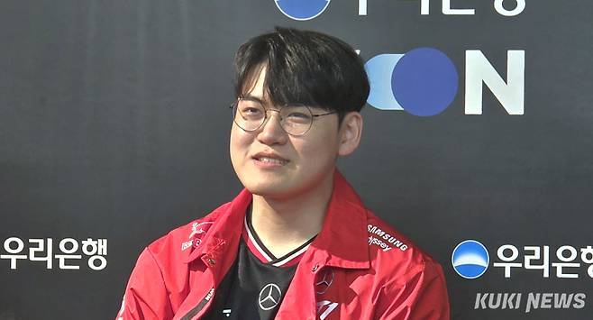 ‘구마유시’ 이민형이 10일 서울 종로구 롤파크 LCK 아레나에서 취재진과 만나 인터뷰하고 있다. 김영건 기자