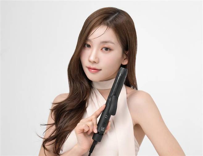 비달사순이 판고데기와 봉고데기로 모두 사용할 수 있으면서 휴대성 있는 '미니 컬&스트레이크'를 출시했다. /사진=비달사순