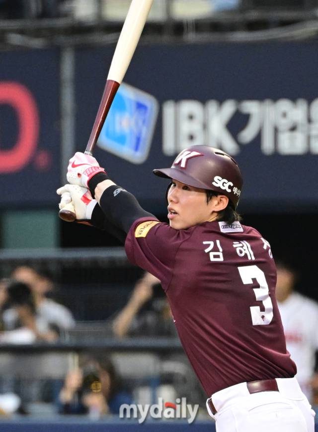 2024년 7월 25일 서울 잠실구장에서 '2024 신한 SOL Bank KBO리그, 키움 히어로즈와 두산 베어스의 경기가 열렸다. 키움 김혜성이 4회초 1사 1.2루서 좌익수 플라이를 치고 있다./마이데일리