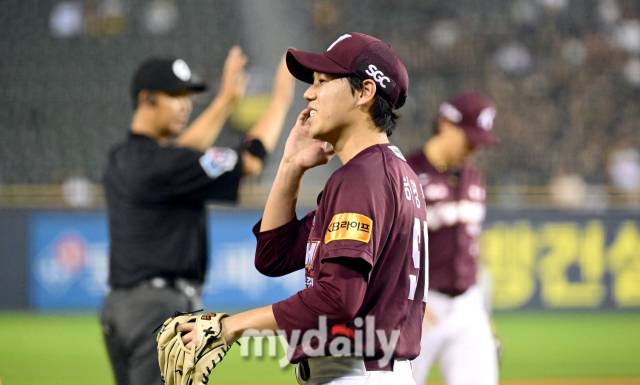 2024년 9월 11일 서울 잠실구장에서 '2024 신한 SOL Bank KBO리그, 키움 히어로즈와 LG 트윈스의 경기가 열렸다. 키움 선발투수 하영민이 6회말 1사 1.3루서 LG 문보경에게 1타점 적시타를 맞고 아쉬워하고 있다./마이데일리