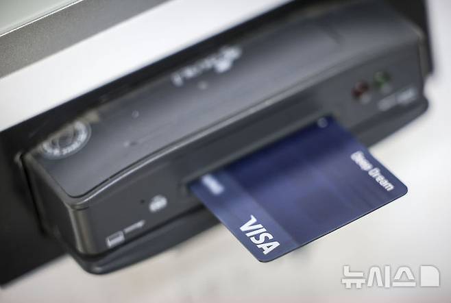 [서울=뉴시스] 정병혁 기자 = 사진은 서울의 한 편의점에 설치된 카드리더기. 2024.08.27. jhope@newsis.com