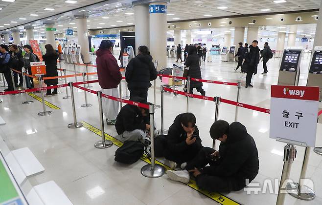 [제주=뉴시스] 우장호 기자 = 올겨울 들어 가장 추운 날씨를 보인 10일 오전 제주국제공항에 전날 제주를 떠나지 못한 이용객들이 이른 시간부터 대기표를 구하기 위해 이동하고 있다. 2025.01.10. woo1223@newsis.com