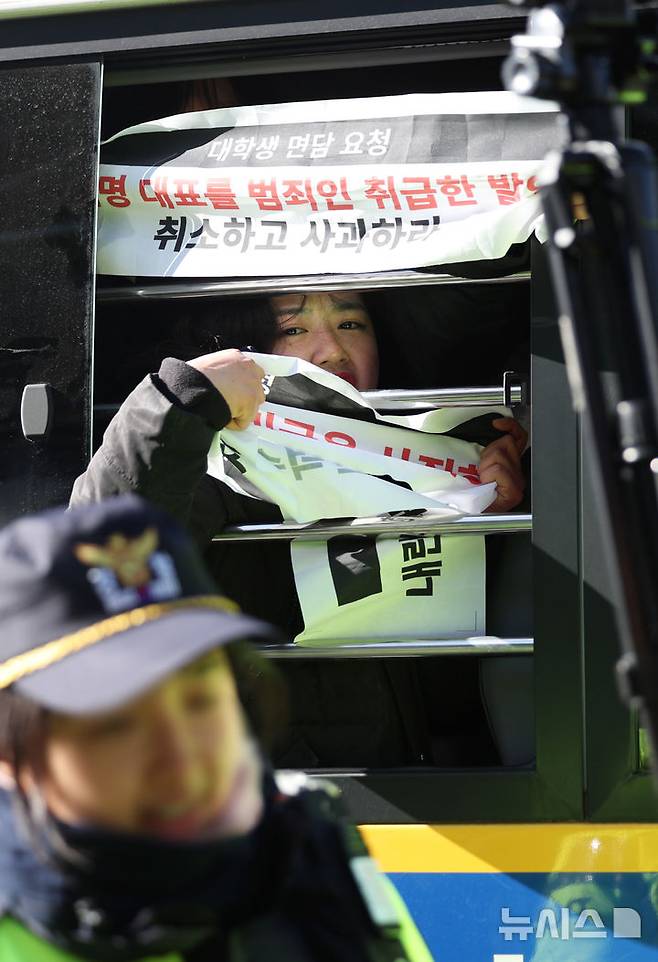 [서울=뉴시스] 김진아 기자 = 한국대학생진보연합(대진연) 대학생들이 10일 서울 종로구 주한미국대사관 앞에서 '한덕수 총리 지지한 미국은 사죄하고, 이재명 범죄인 취급한 발언 취소하고 사과하라'를 외치며 기습시위를 하던 중 경찰에 연행되고 있다. 2025.01.10. bluesoda@newsis.com