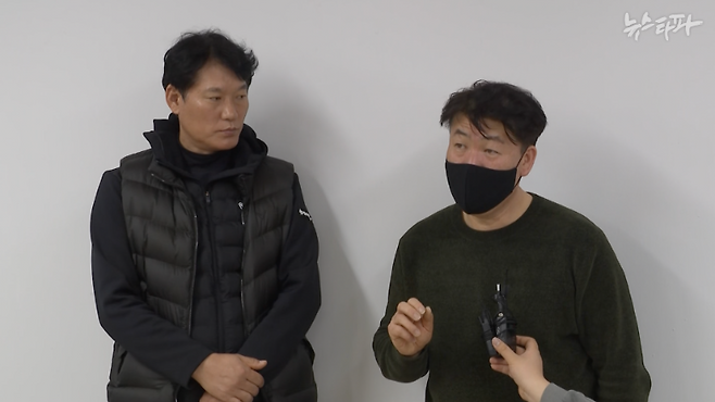 지난 2일 무안국제공항 한편에서 진행된 '제주항공 여객기 참사' 유가족 대표단 기자회견 모습. 소수의 대표 기자만을 정해 촬영했기 때문에 마이크도 한 대밖에 사용되지 않았다.&nbsp;