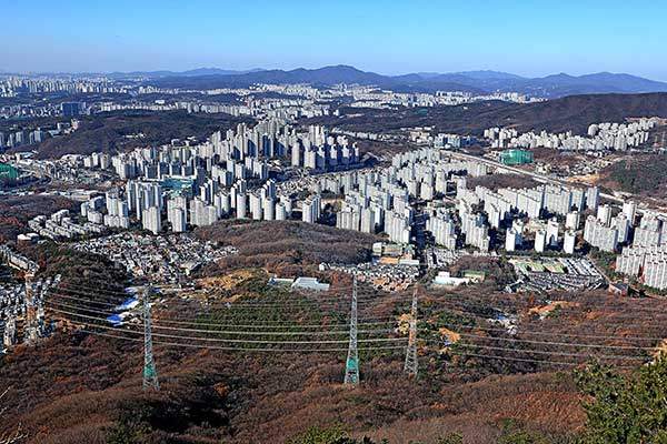 석성산 정상에서 본 용인 기흥구 일대. 송전탑 너머로 아파트 단지가 밀집해 있다.