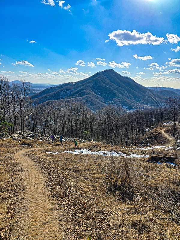 할미산성 정상부근에서 본 석성산. 용인의 진산답게 능선에 힘이 실려 있다.&nbsp;