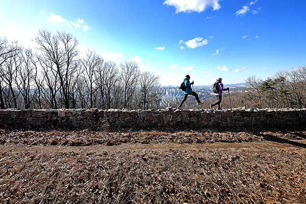 할미산성을 걷는 김광명·김대영 독자 너머로 용인시 처인구의 아파트숲이 펼쳐진다.&nbsp;