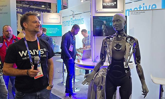 독일의 AI 솔루션 기업 웨이즈가 8일(현지시간) 미국 라스베이거스에서 열린 CES 2025에서 인간의 언어를 알아듣고 답변하는 휴머노이드 ‘애니카’를 선보이고 있다. 김범수 기자
