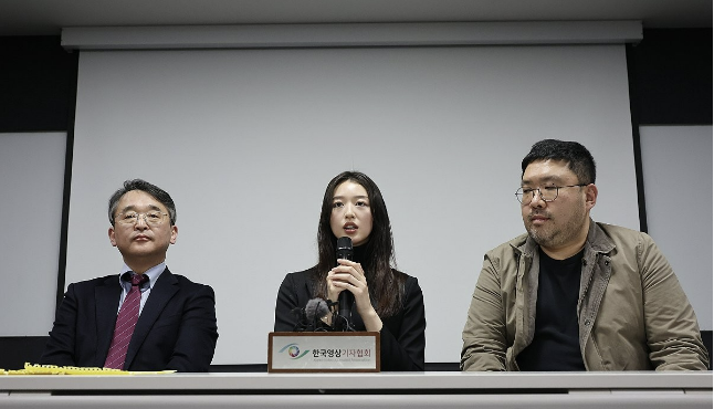 왼쪽부터 김도형 단국대 교수, 메이플 씨, 넷플릭스 다큐멘터리 '나는 신이다'를 연출한 조성현 PD. 연합뉴스