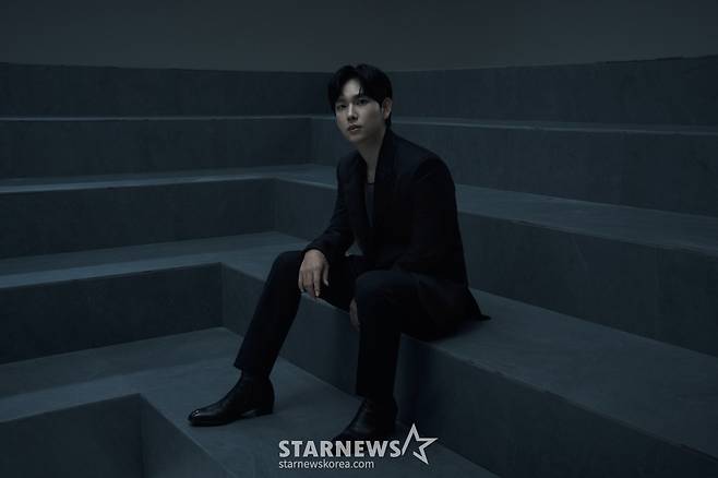 배우 임시완이 9일 오전 서울 종로구의 한 카페에서 진행된 넷플릭스 시리즈 '오징어 게임2' 관련 인터뷰를 위해 포즈를 취하고 있다.  임시완은 극 중 코인 투자 유튜버로 자신은 물론 투자자들에게 막대한 손실을 입힌 '명기' 역을 맡았다. / 사진제공=넷플릭스 /사진=김창현 chmt@