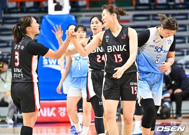 BNK 김민아(왼쪽)가 3점슛을 성공한 후 박성진과 하이파이브를 하고 있다.