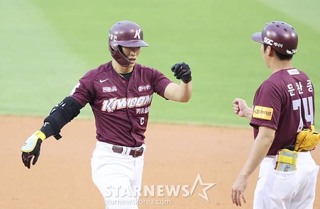 키움 송성문(왼쪽). /사진=김진경 대기자