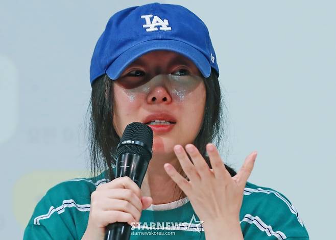 하이브와 대립하고 있는 민희진 어도어 대표가 25일 오후 서울 강남구 한국컨퍼런스센터 대강당에서 진행된 긴급 기자회견에서 질문에 답하고 있다. /2024.04.25 /사진=이동훈