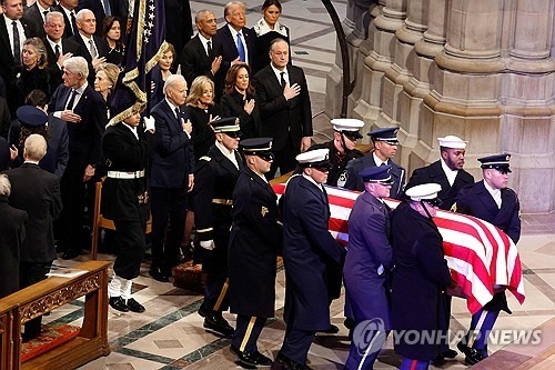 성당으로 운구되는 카터 전 대통령 관 [워싱턴 AFP=연합뉴스. 재판매 및 DB 금지]