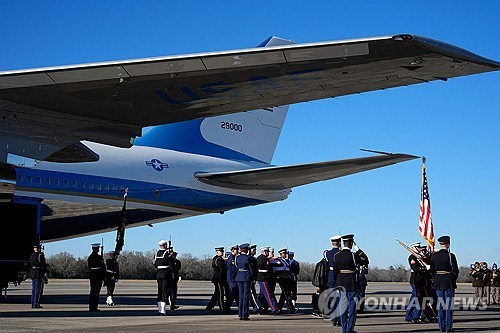 조지아 도착한 카터 전 대통령 관 [로슨 육군 비행장[미 조지아주] AFP=연합뉴스. 재판매 및 DB 금지]