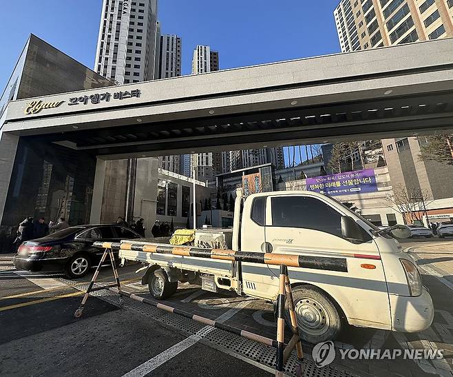 트럭으로 막힌 아파트 출입 차량 차단기 (춘천=연합뉴스) 강태현 기자 = 10일 오전 강원 춘천시 동내면 학곡리 모아엘가 비스타 민간 임대 아파트의 출입 차량 차단기가 트럭으로 막혀 있다. 시공사는 시행사가 공사대금을 지급하지 않았다며 유치권 행사를 위해 잔금을 치르고 들어오려는 입주 예정자들의 출입을 막고 경비인력을 배치했다. 2025.1.10 taetae@yna.co.kr