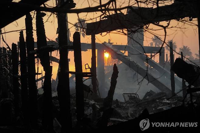 LA 퍼시픽 팰리세이즈에서 산불로 타버린 건물들 [AP=연합뉴스. 재판매 및 DB 금지]