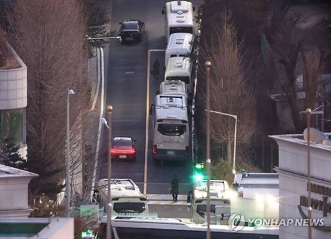 버스 세워진 한남동 관저 정문 진입로 (서울=연합뉴스) 윤동진 기자 = 고위공직자범죄수사처와 경찰이 윤석열 대통령의 체포영장 2차 집행 시도에 앞서 전략을 고심 중인 가운데 10일 오전 서울 용산구 한남동 대통령 관저 입구에 버스가 주차돼 있다. 2025.1.10 mon@yna.co.kr