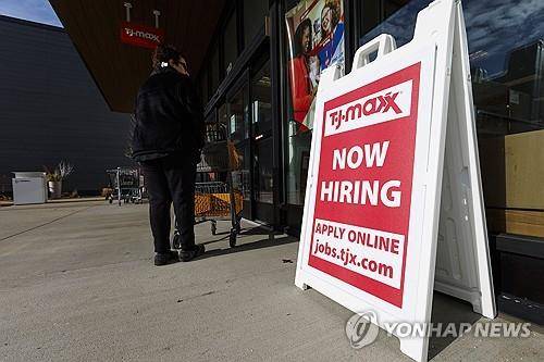 미 매사추세츠주 소매점의 구인 간판 [EPA 연합뉴스 자료사진]