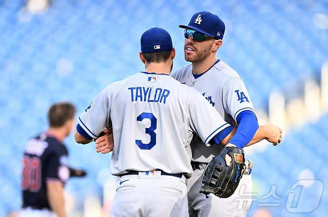 LA 다저스 프레디 프리먼(오른쪽)과 크리스 테일러. ⓒ AFP=뉴스1