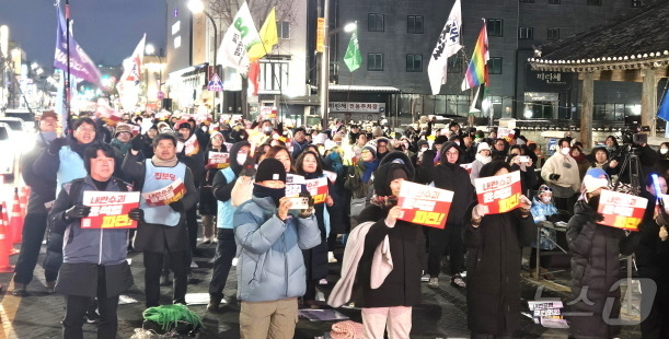 11일 오후 4시 전북 전주시 객사 앞에서 열린 '윤석열 탄핵 촛불집회'에 참석한 시민들이 무대에서 펼쳐진 댄스 공연에 큰 환호를 보내고 있다./뉴스1 신준수 기