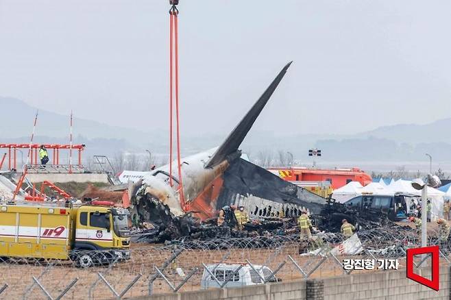 30일 전남 무안국제공항에서 발생한 제주항공 여객기 충돌 폭발 사고 현장에서 소방대원들이 유류품을 탐색하고 있다. 강진형 기자