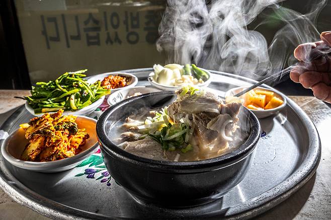 돼지 다리뼈를 끓인 육수에 전지를 썰어 넣는 '장터국밥'. /이신영 영상미디어 기자